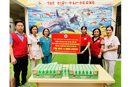 Hội chữ thập đỏ Huyện Phúc Thọ tặng quà bệnh nhân