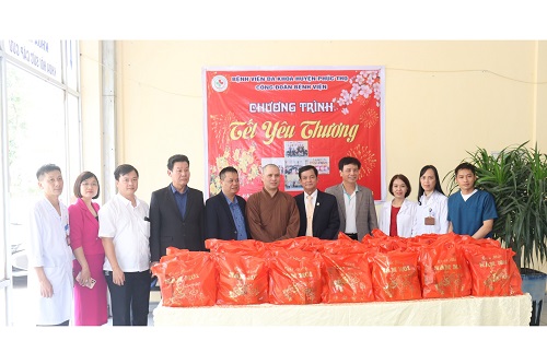 Bệnh viện và các nhà hảo tâm tặng quà bệnh nhân dịp tết nguyên đán
