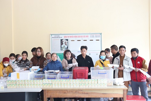 Các nhà hảo tâm tặng quà cho bệnh nhân