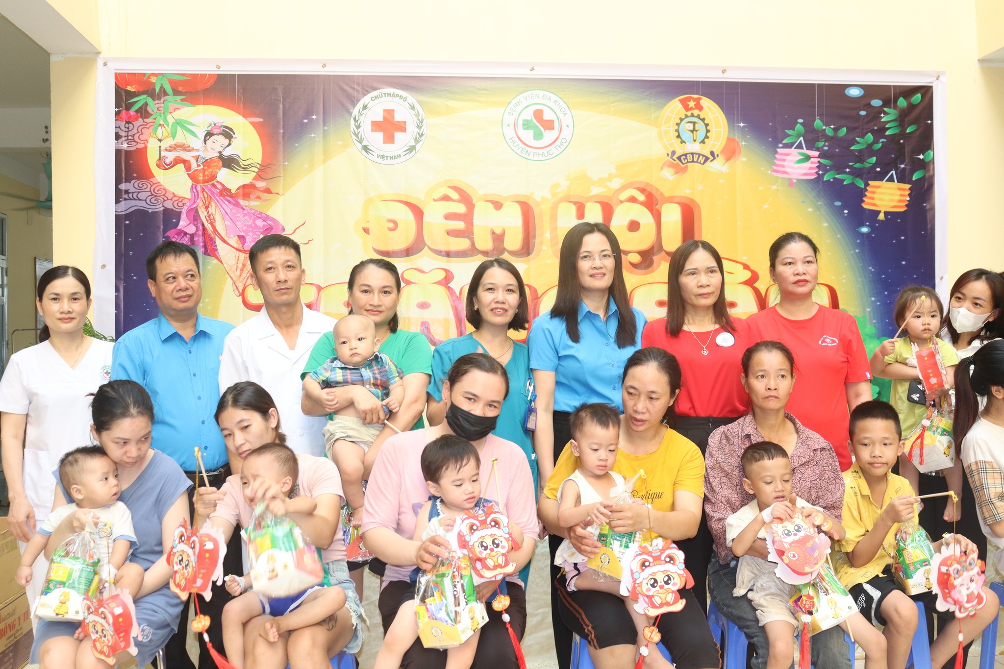 Tặng quà Trung thu cho các em nhỏ là Bệnh nhi đang nằm điều trị tại Bệnh viện đa khoa huyện Phúc Thọ
